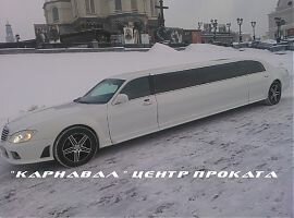 Белый лимузин на снегу